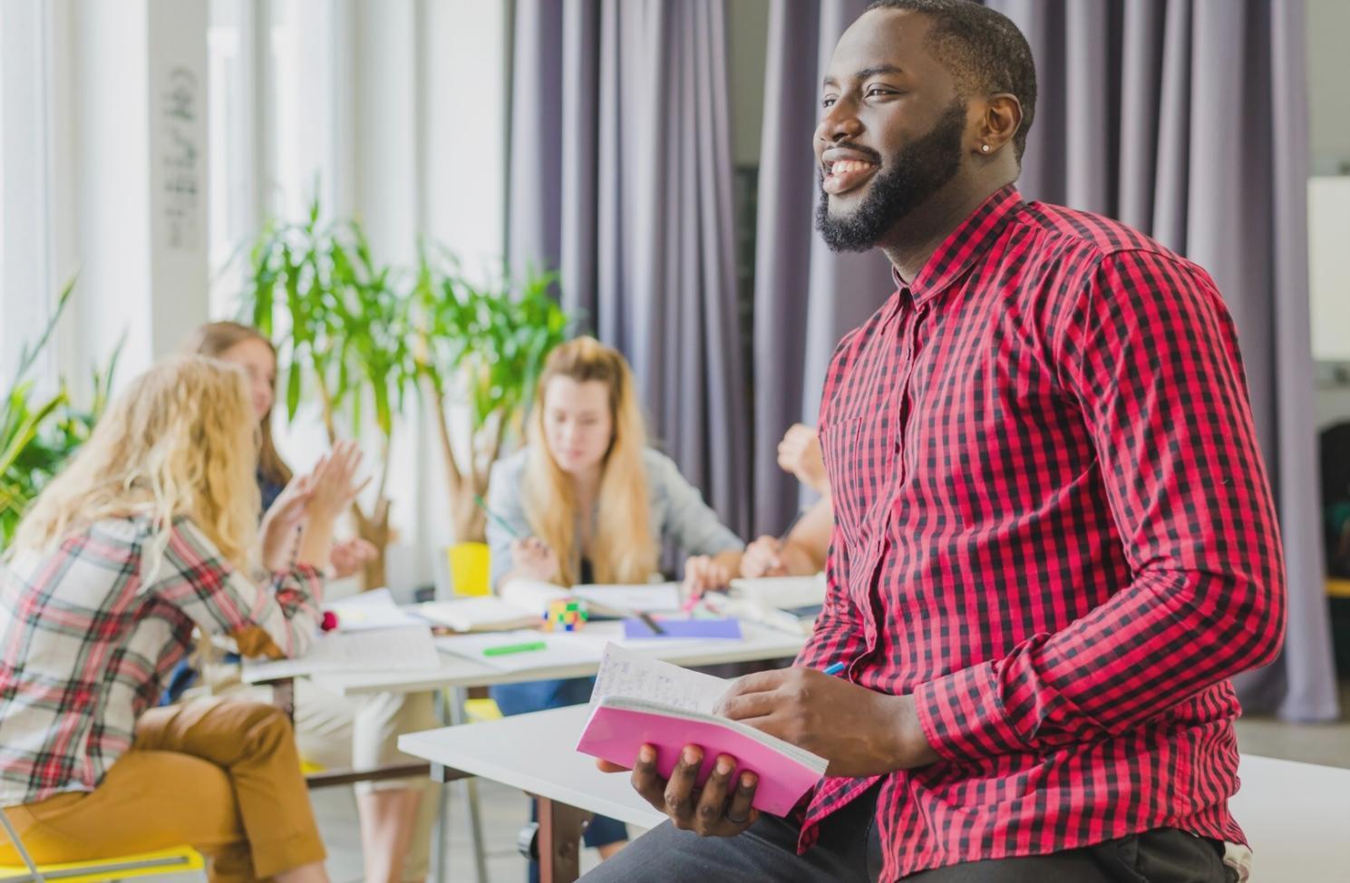 Studenten arbeiten an digitaler Finanzberatung